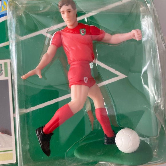Vintage Sportstars Mark Hughes Action Figure and Trade Card - Picture 4 of 4